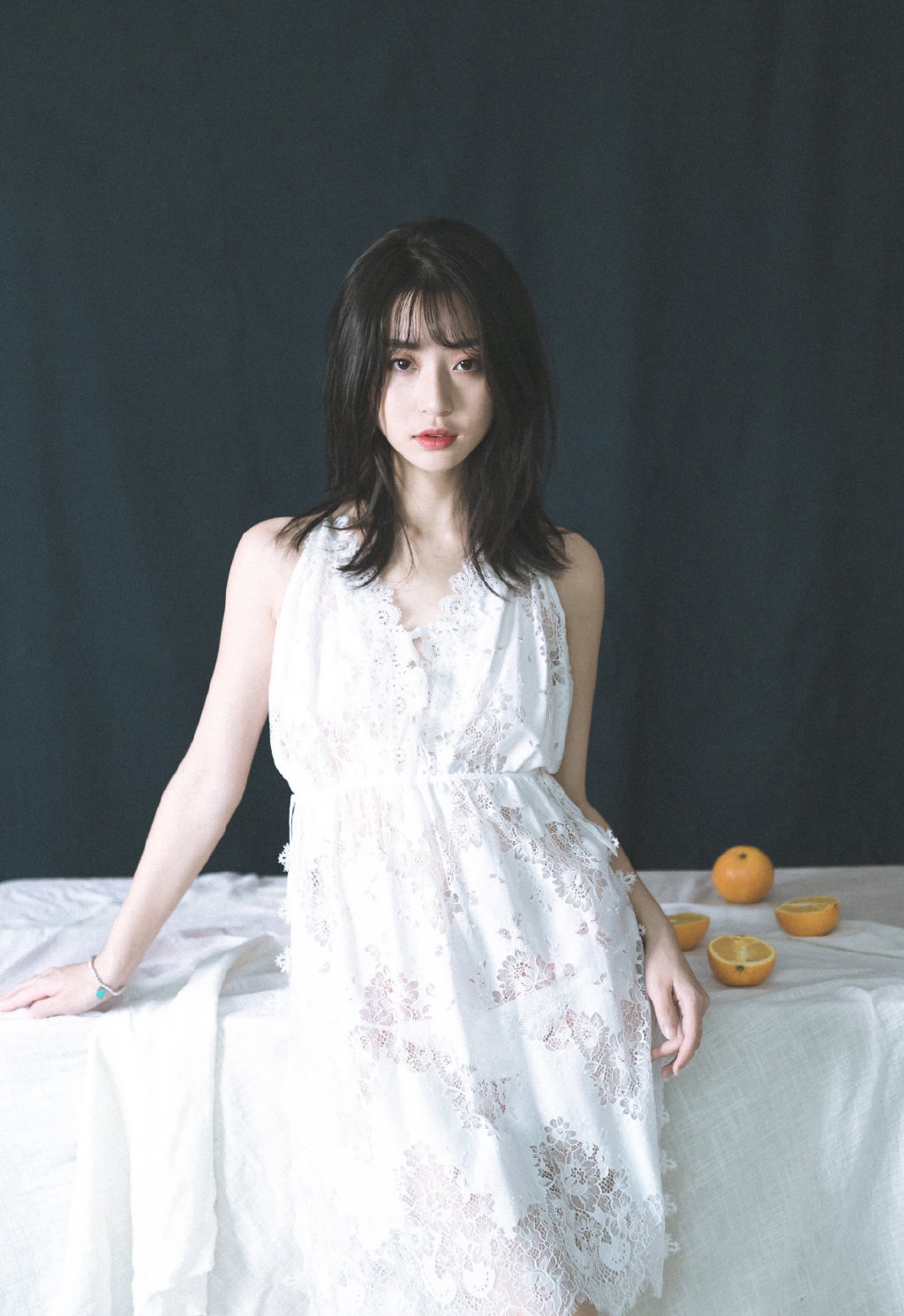 娇嫩美女吊带裙性感美图 8