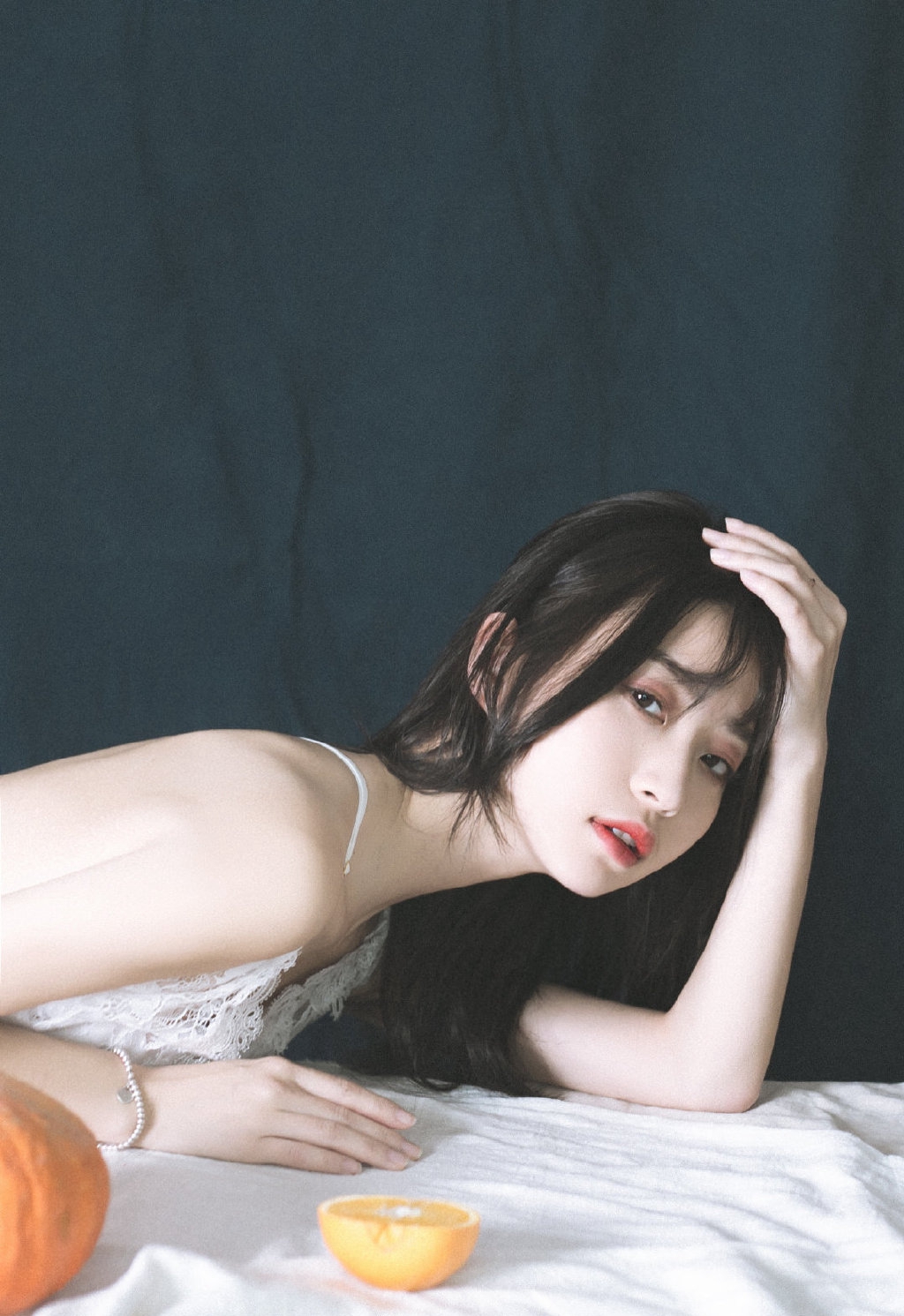 娇嫩美女吊带裙性感美图 9