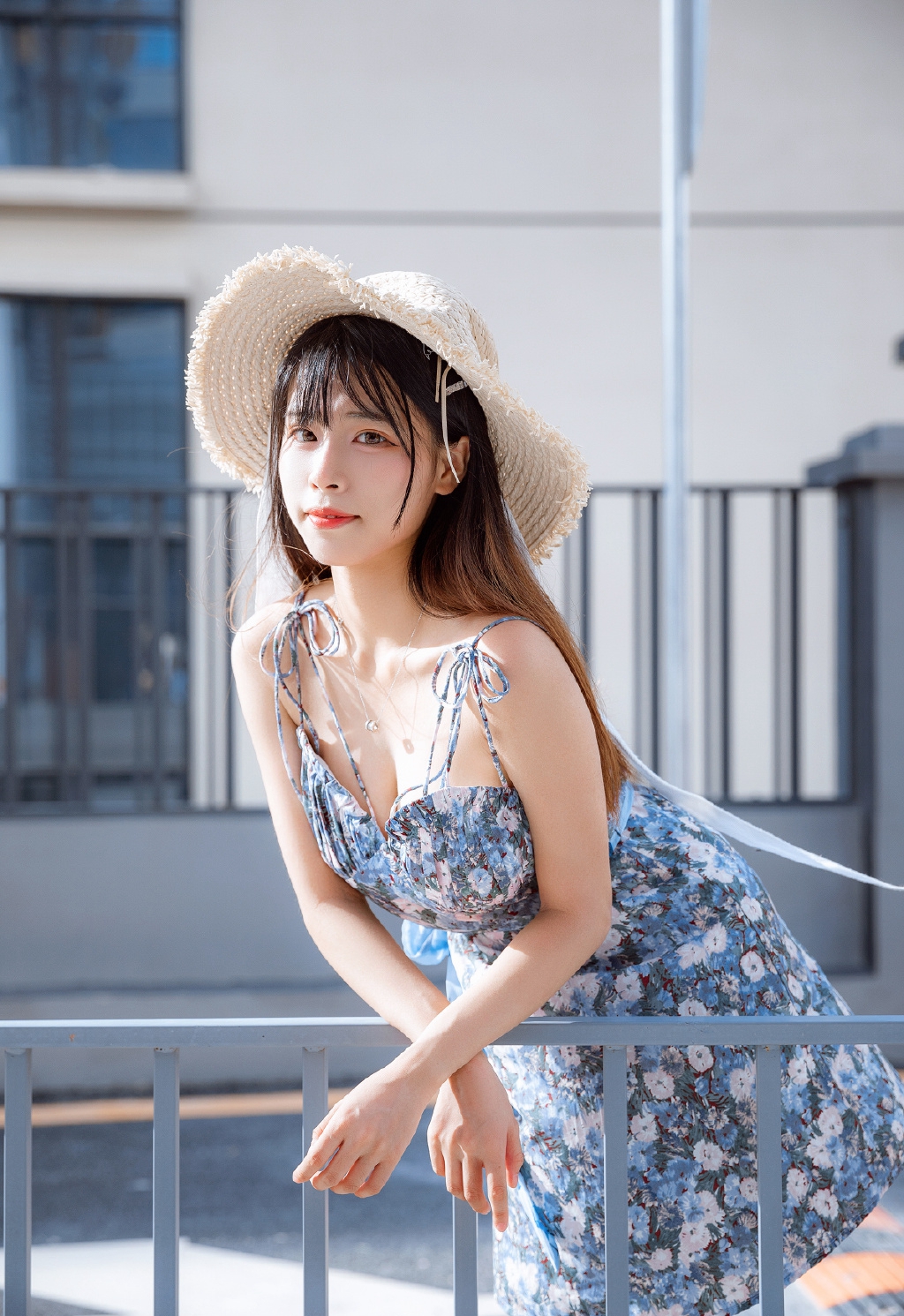 碎花裙美女春色撩人写真图片 2