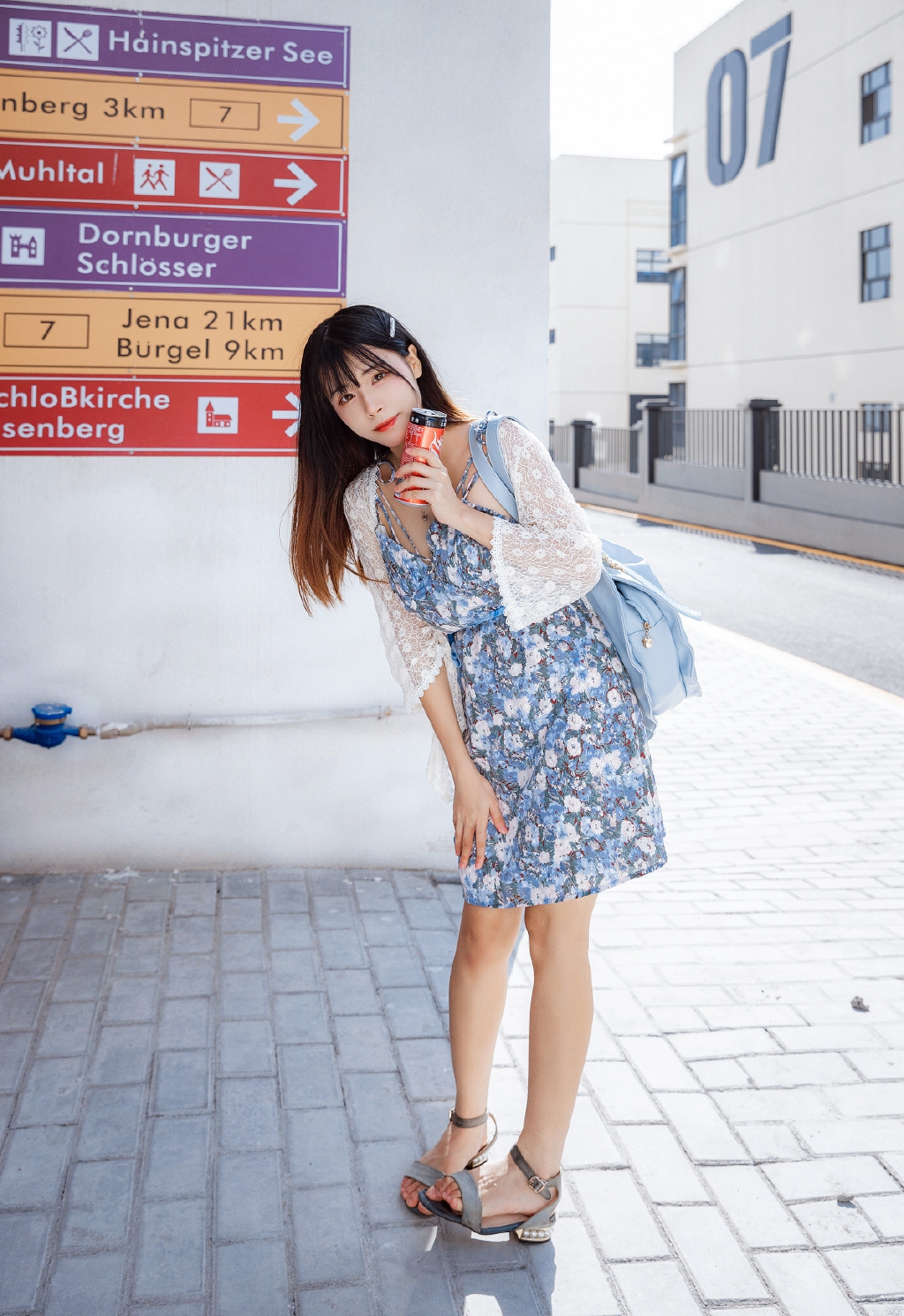 碎花裙美女春色撩人写真图片 3