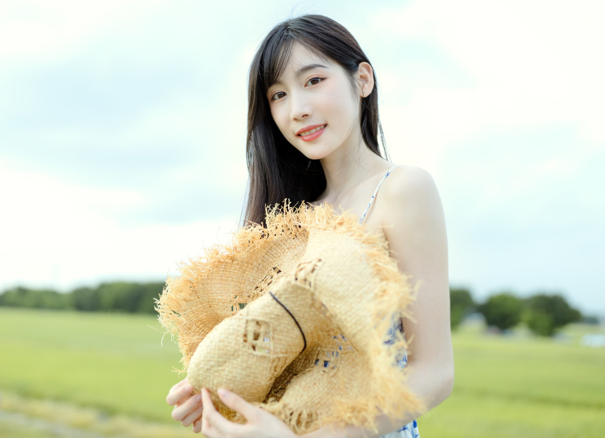 小清新女神吊带裙性感迷人微笑图片