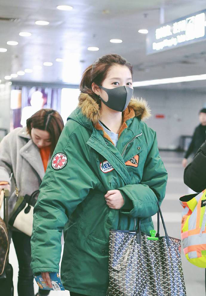 处女座女生关晓彤机场私服街拍 2