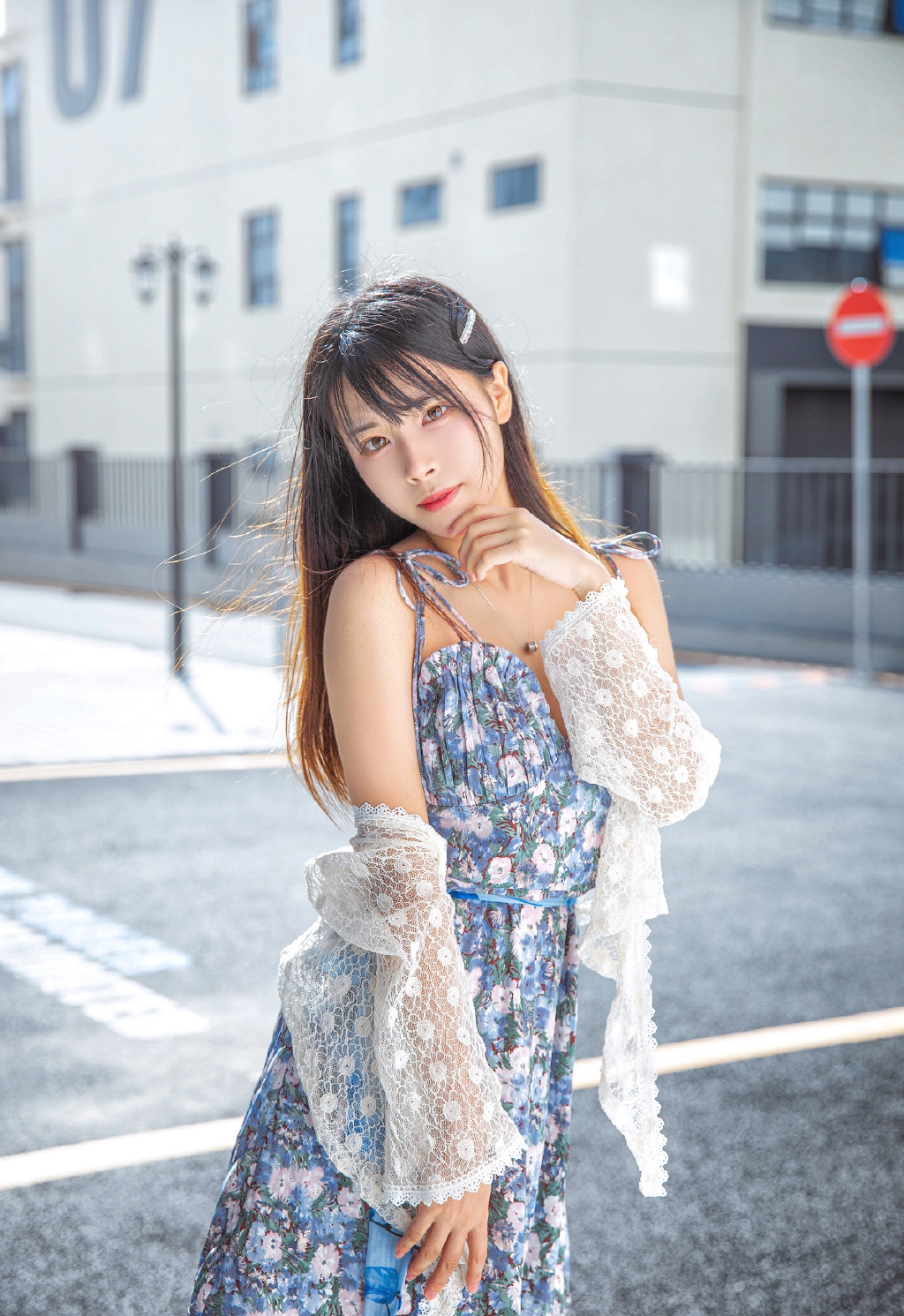 碎花裙美女春色撩人写真图片 4