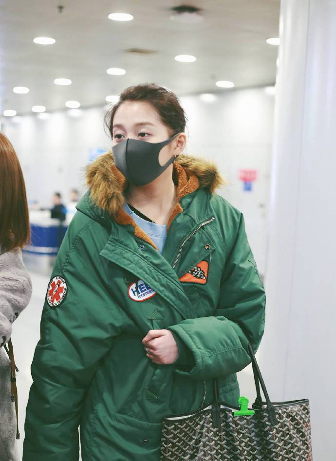 处女座女生关晓彤机场私服街拍 3
