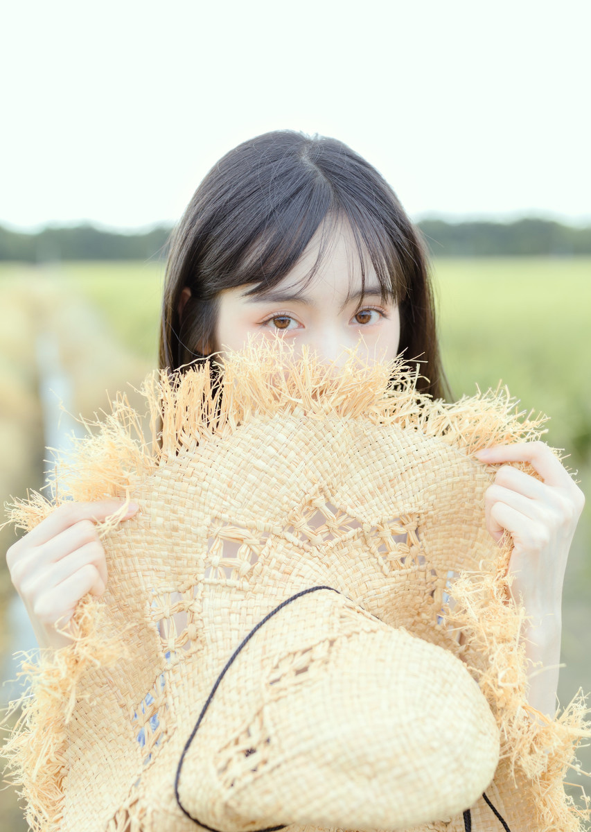 小清新女神吊带裙性感迷人微笑图片 2