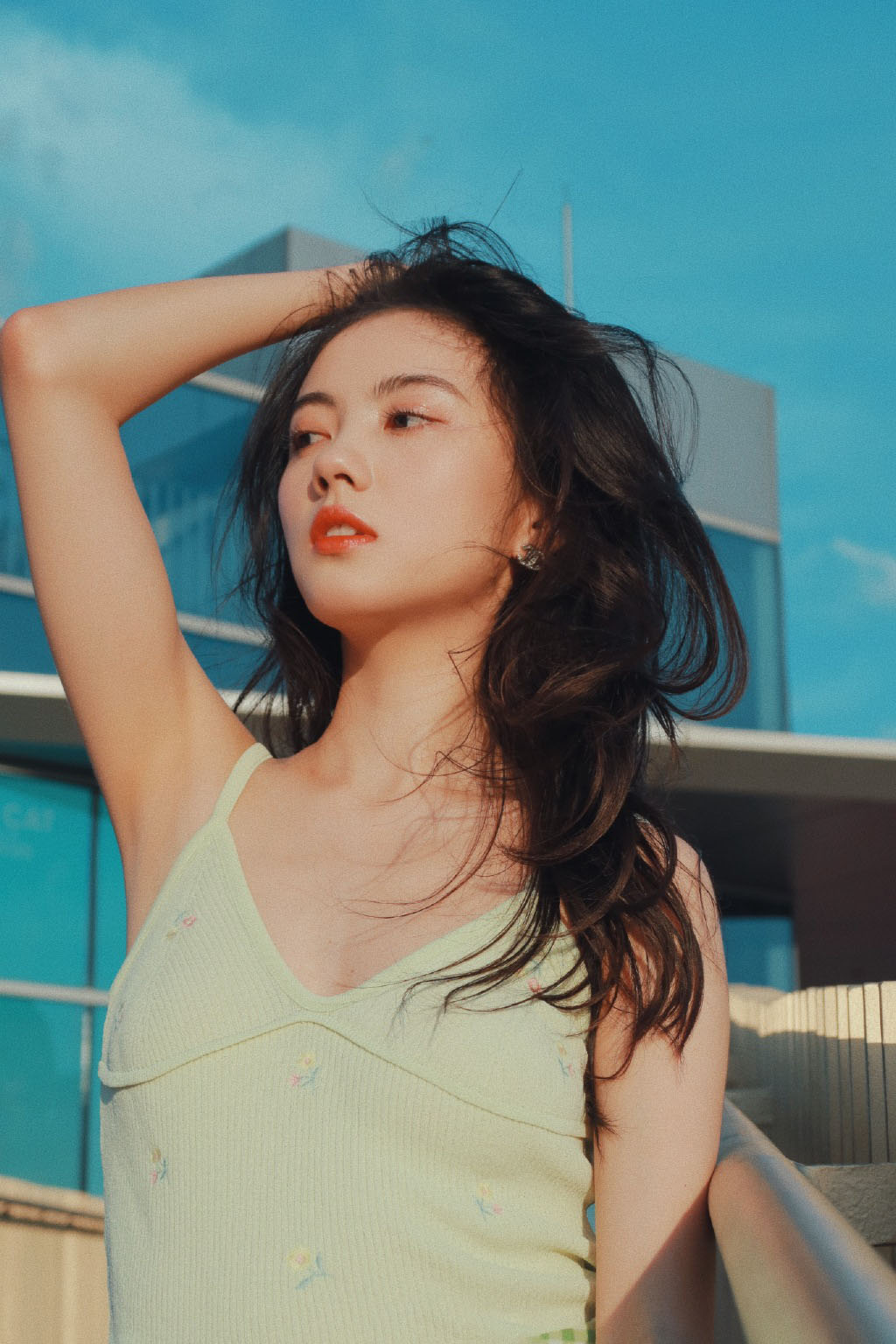吊带裙美女白肌养眼写真图片 3