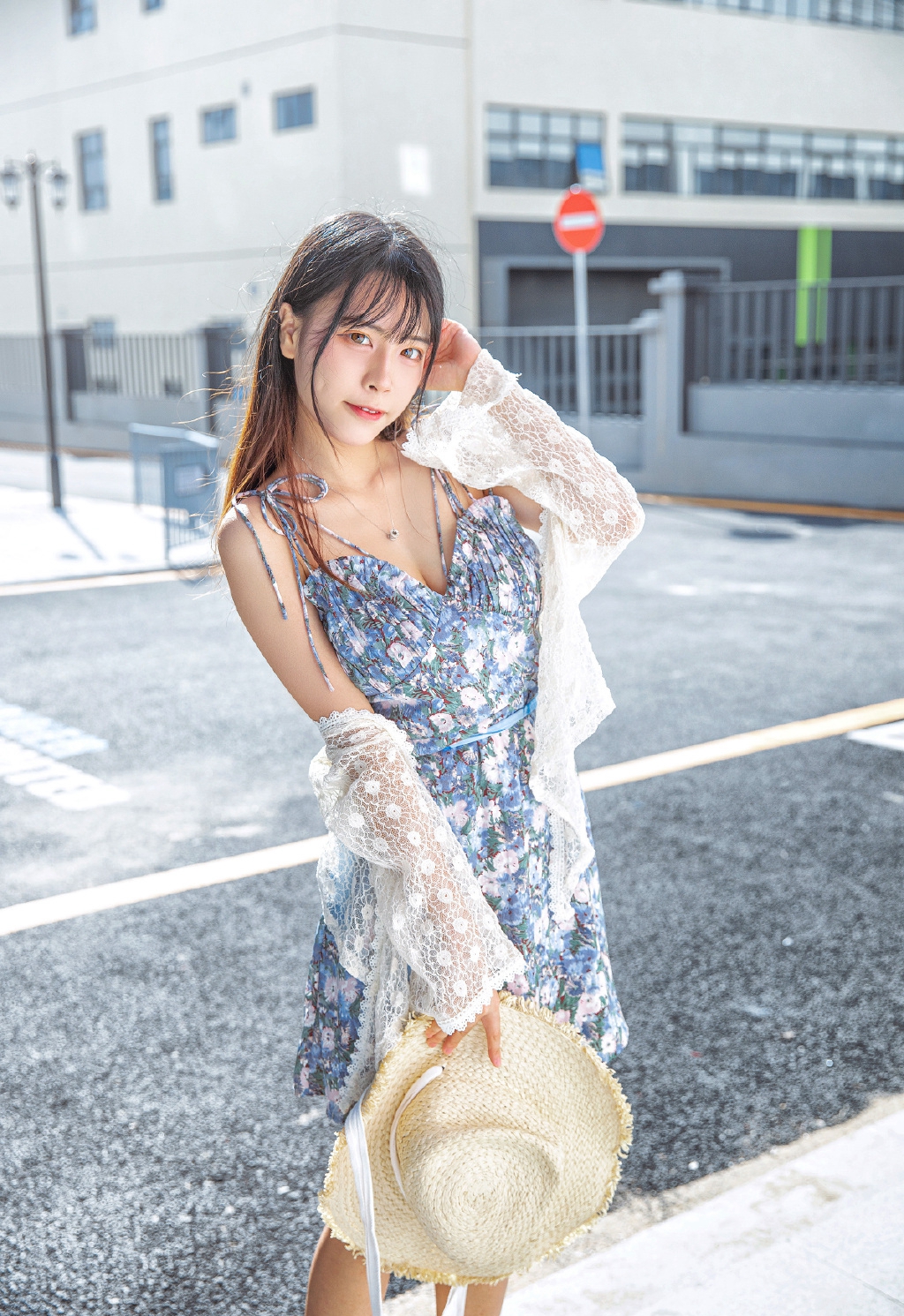 碎花裙美女春色撩人写真图片 5