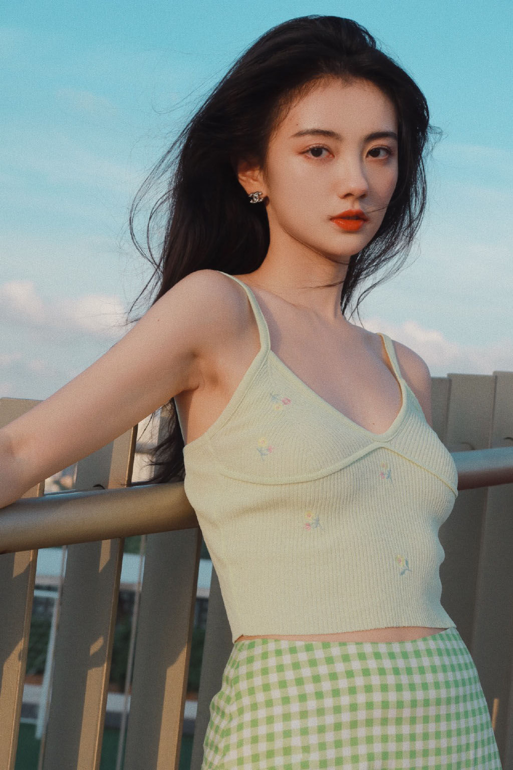 吊带裙美女白肌养眼写真图片 4
