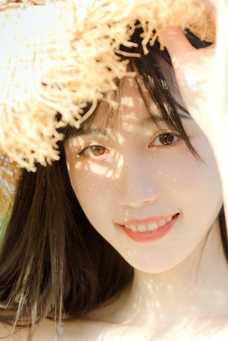 小清新女神吊带裙性感迷人微笑图片 3