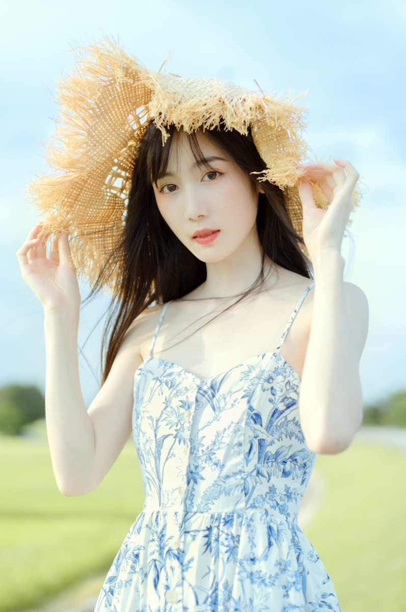 小清新女神吊带裙性感迷人微笑图片 4