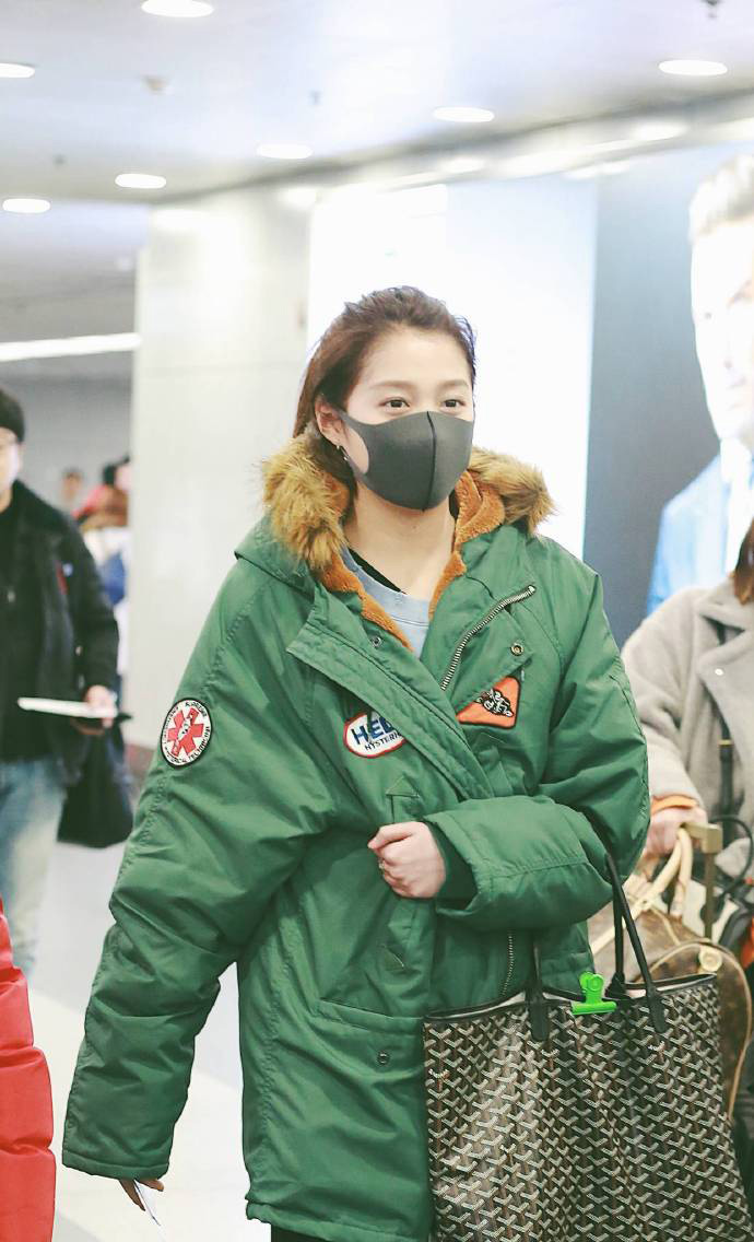 处女座女生关晓彤机场私服街拍 4
