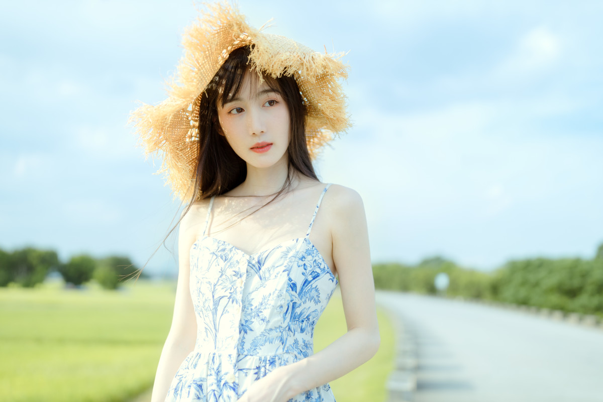 小清新女神吊带裙性感迷人微笑图片 5