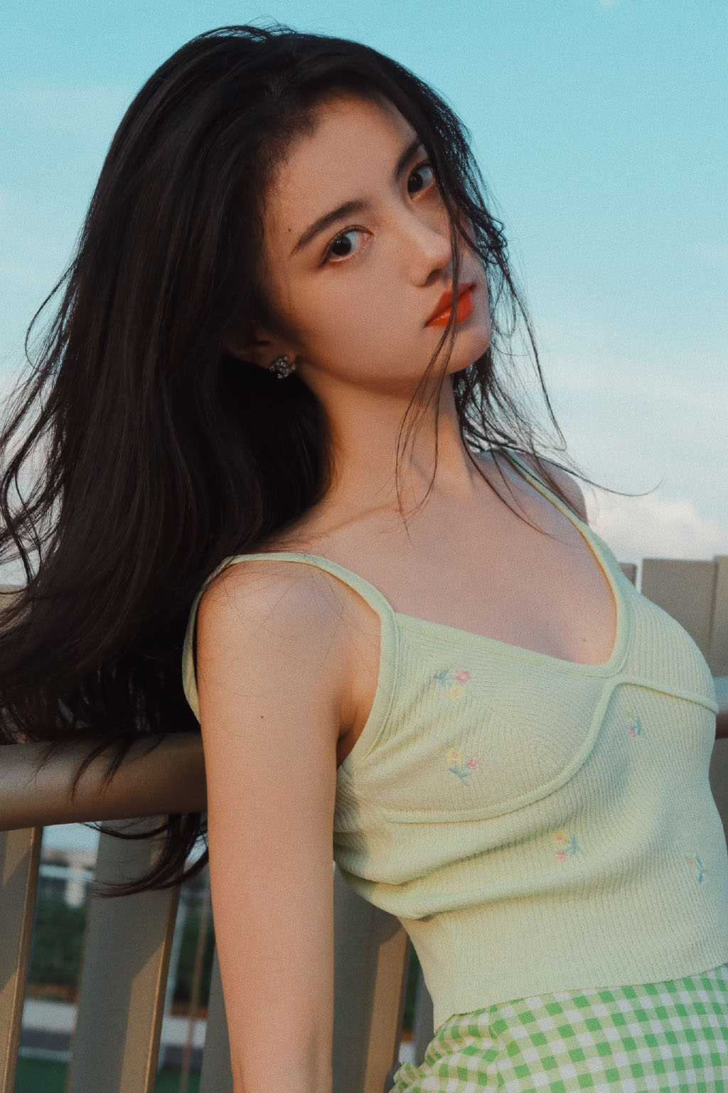 吊带裙美女白肌养眼写真图片 6