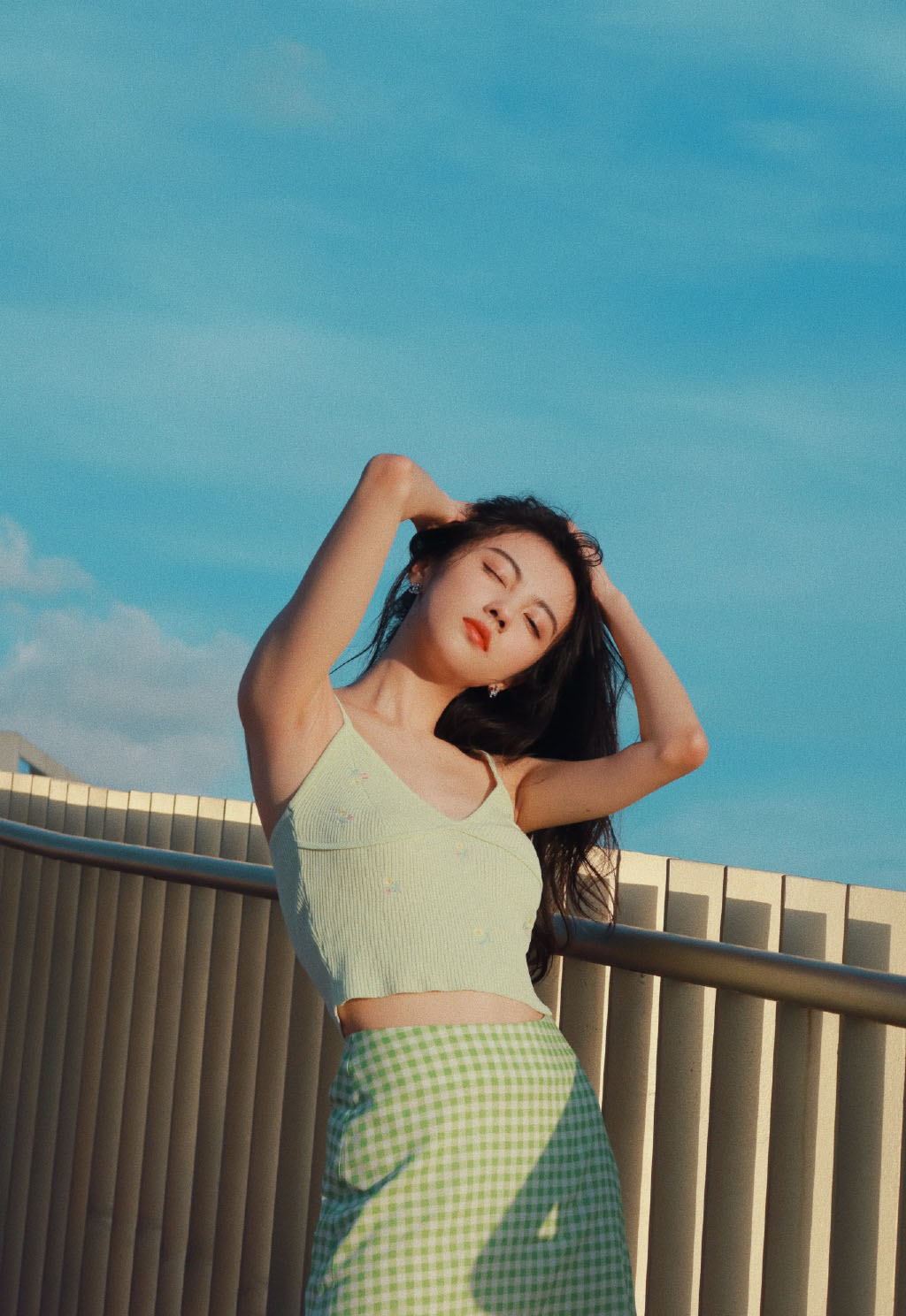 吊带裙美女白肌养眼写真图片 7