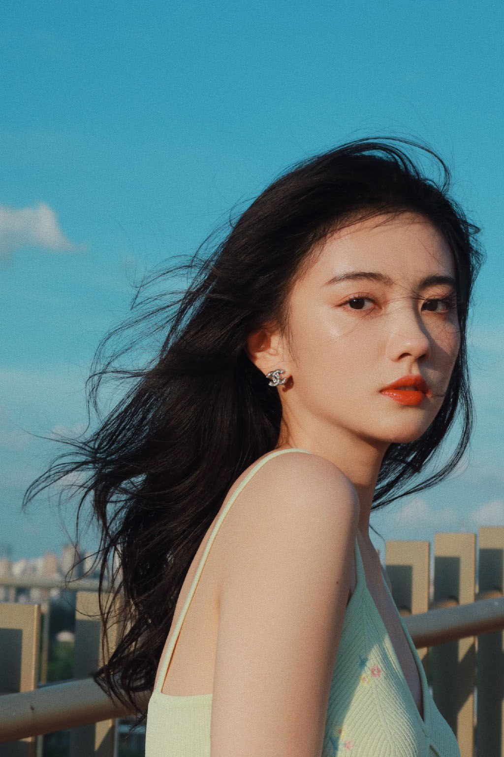 吊带裙美女白肌养眼写真图片 8