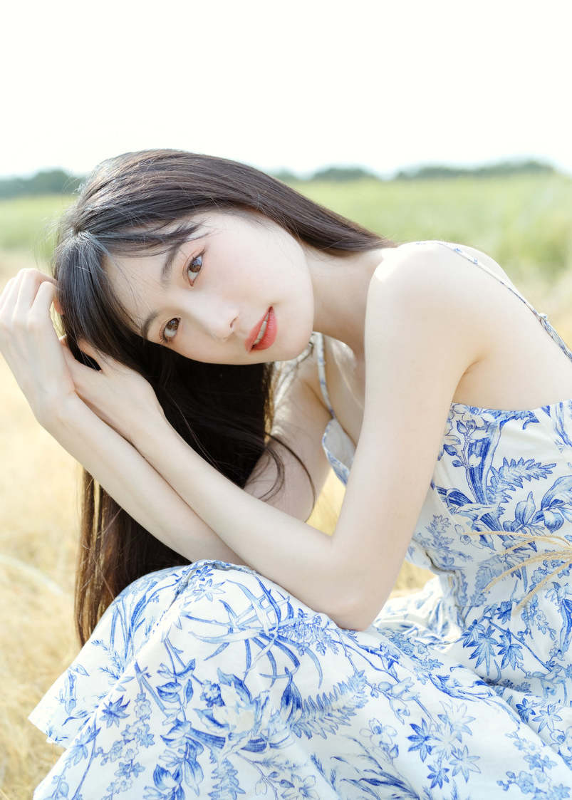 小清新女神吊带裙性感迷人微笑图片 7