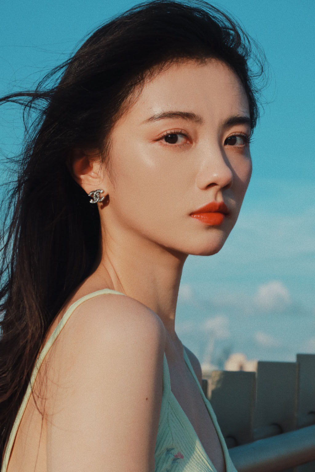 吊带裙美女白肌养眼写真图片 9