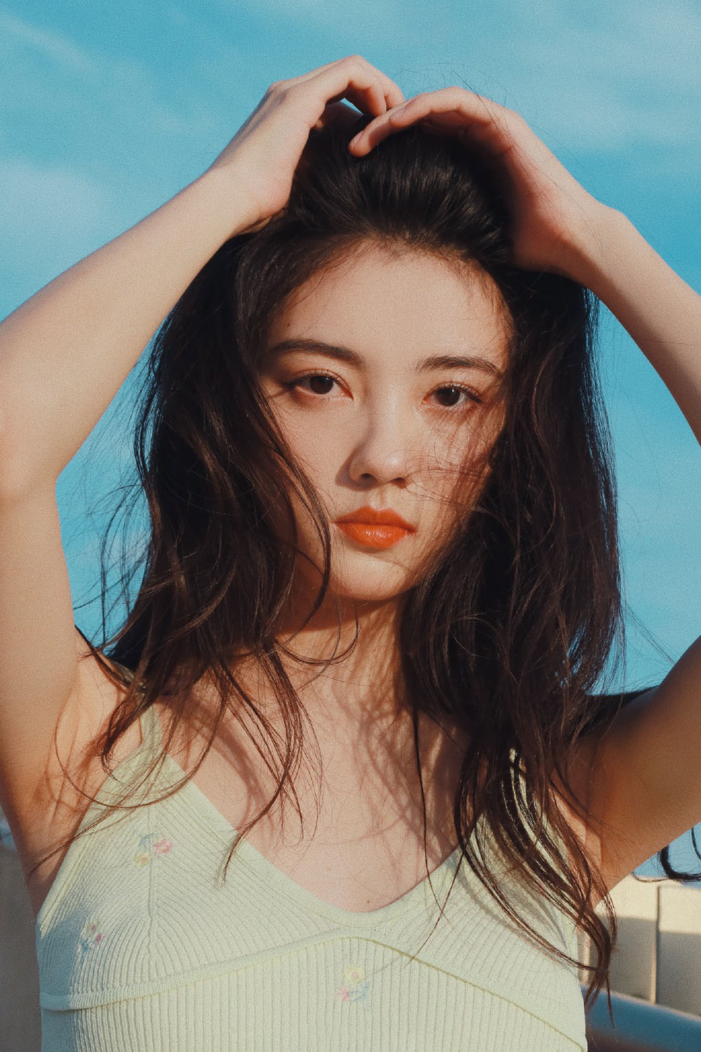 吊带裙美女白肌养眼写真图片 10