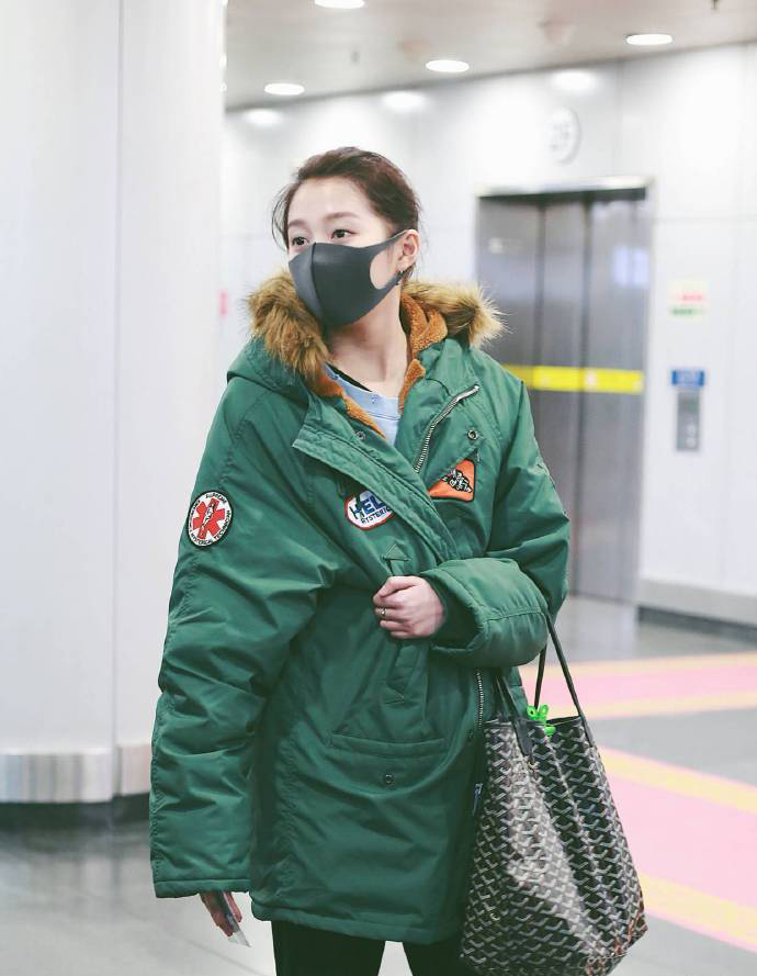 处女座女生关晓彤机场私服街拍 5