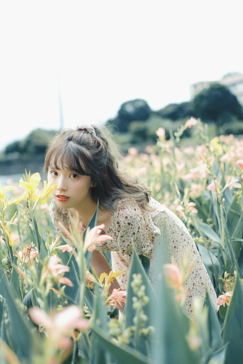 碎花裙美女性感白嫩皮肤唯美户外写真图片