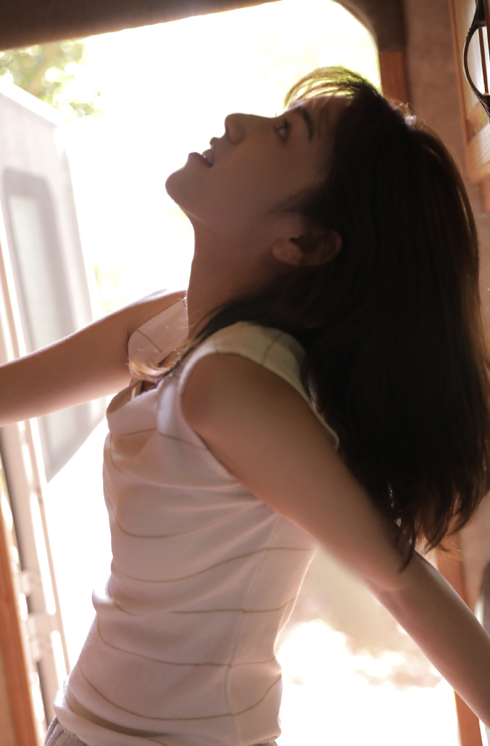 小背心性感美女丰满诱人写真图片 2