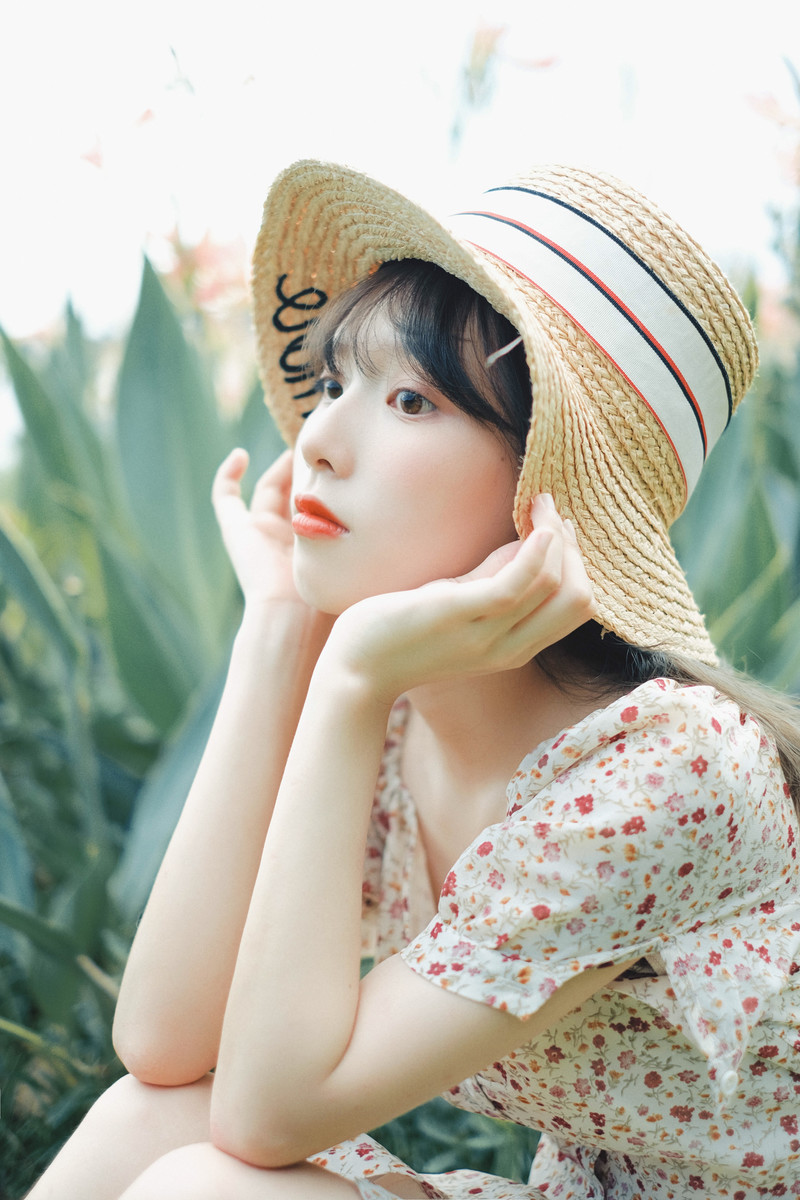 碎花裙美女性感白嫩皮肤唯美户外写真图片 2