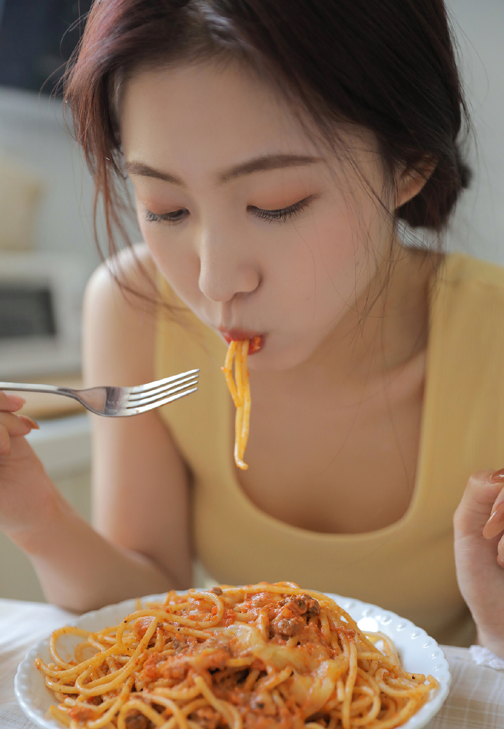 吊带美女厨房美娇娘性感长腿写真
