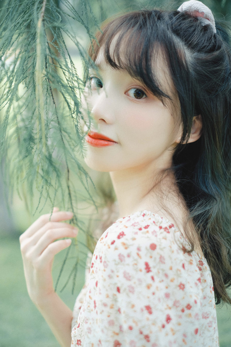 碎花裙美女性感白嫩皮肤唯美户外写真图片 3