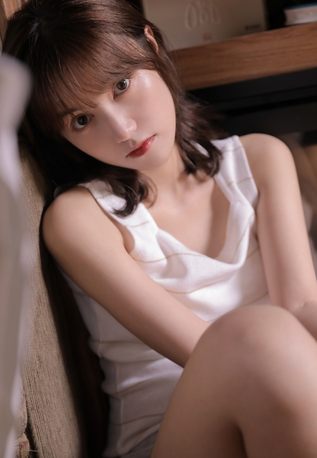 小背心性感美女丰满诱人写真图片 3