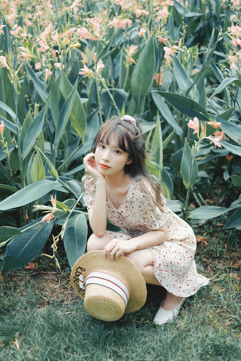 碎花裙美女性感白嫩皮肤唯美户外写真图片 4