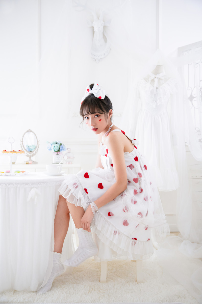 甜心萝莉美眉吊带裙性感诱人写真 2