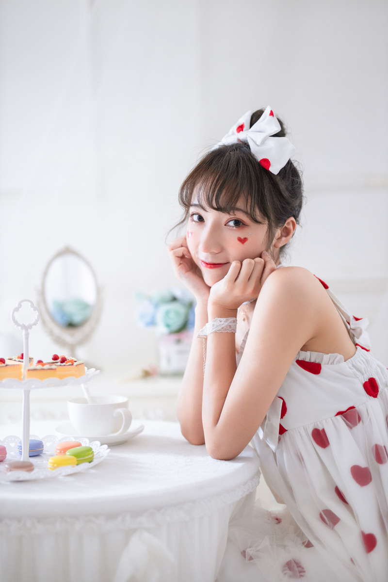 甜心萝莉美眉吊带裙性感诱人写真 3