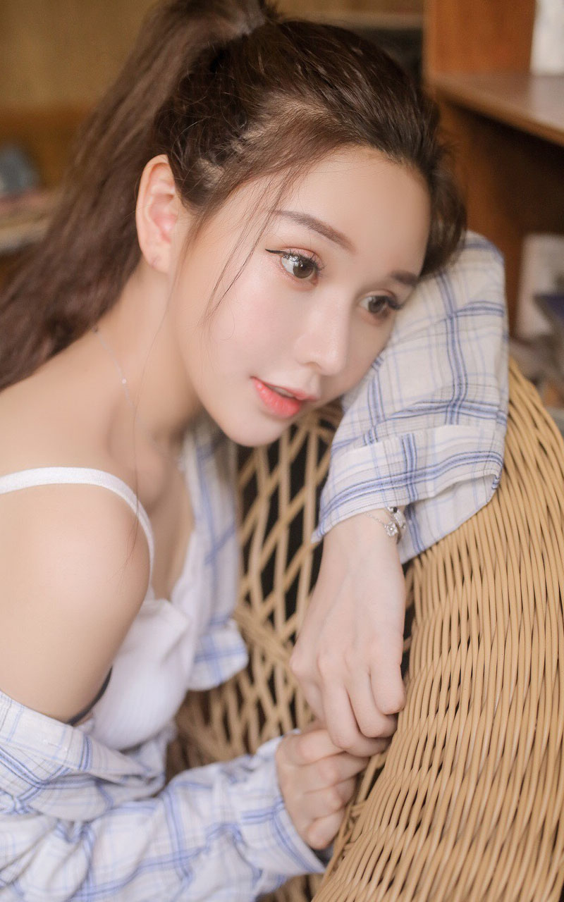 格子衬衣吊带美女慵懒性感写真图片 3