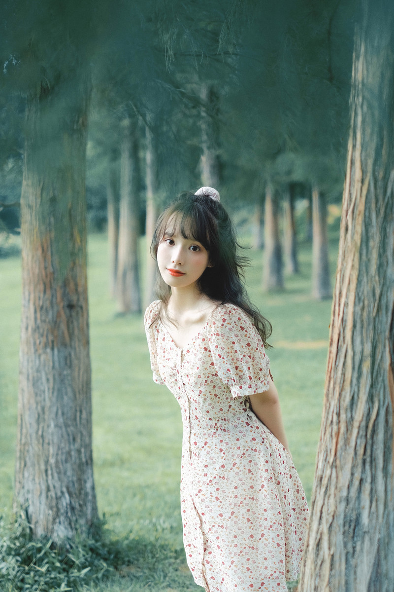 碎花裙美女性感白嫩皮肤唯美户外写真图片 5