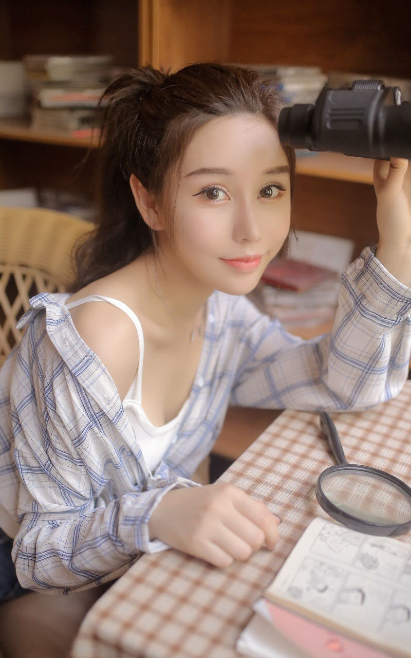 格子衬衣吊带美女慵懒性感写真图片 4