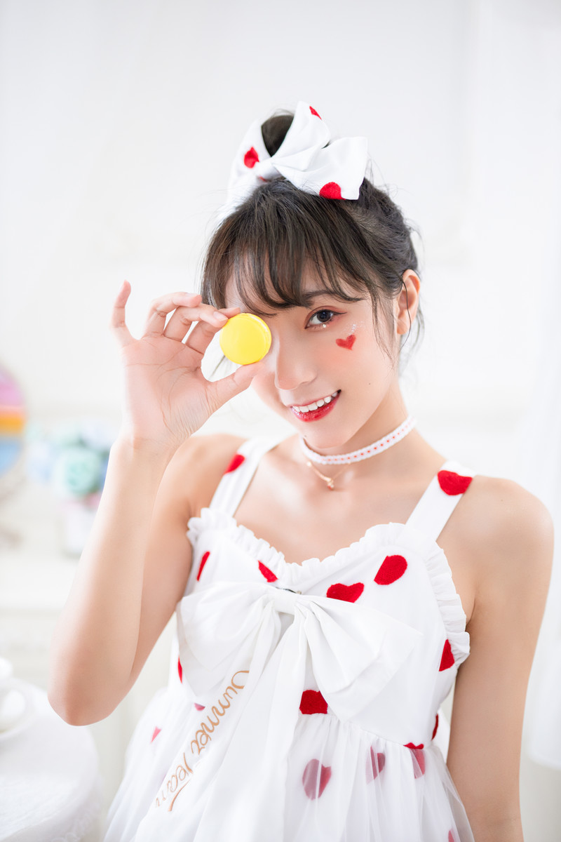 甜心萝莉美眉吊带裙性感诱人写真 5