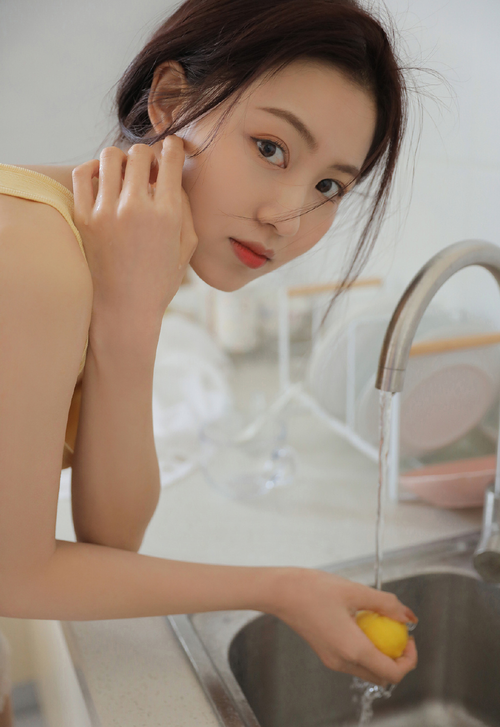 吊带美女厨房美娇娘性感长腿写真 5