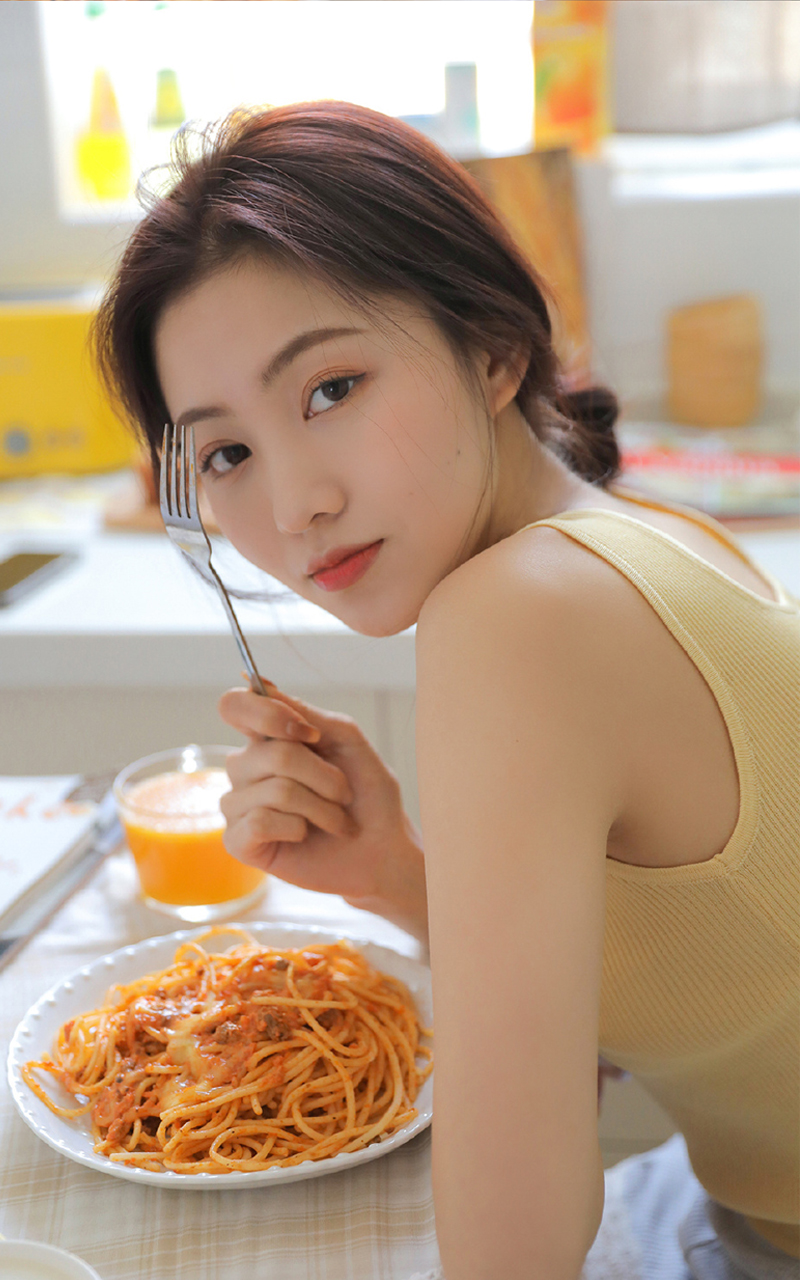 吊带美女厨房美娇娘性感长腿写真 6