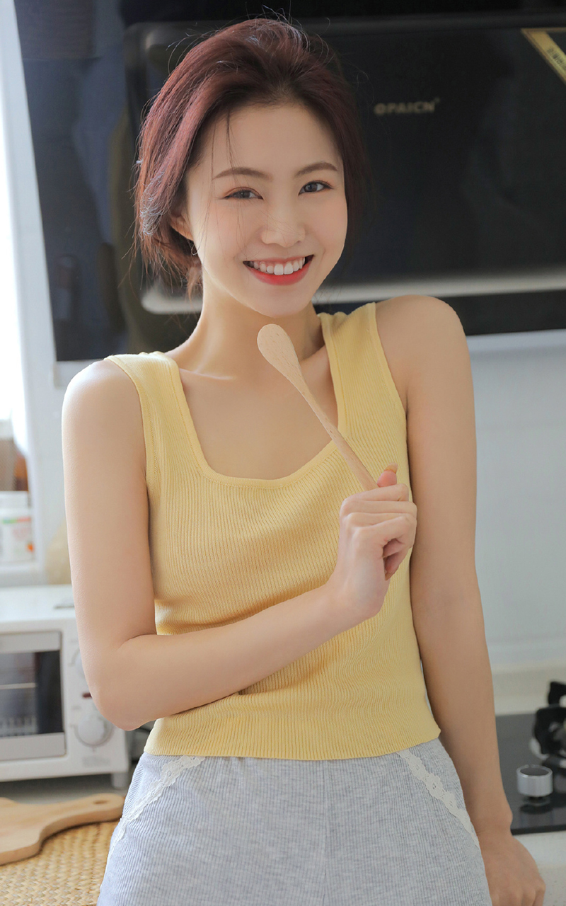 吊带美女厨房美娇娘性感长腿写真 7