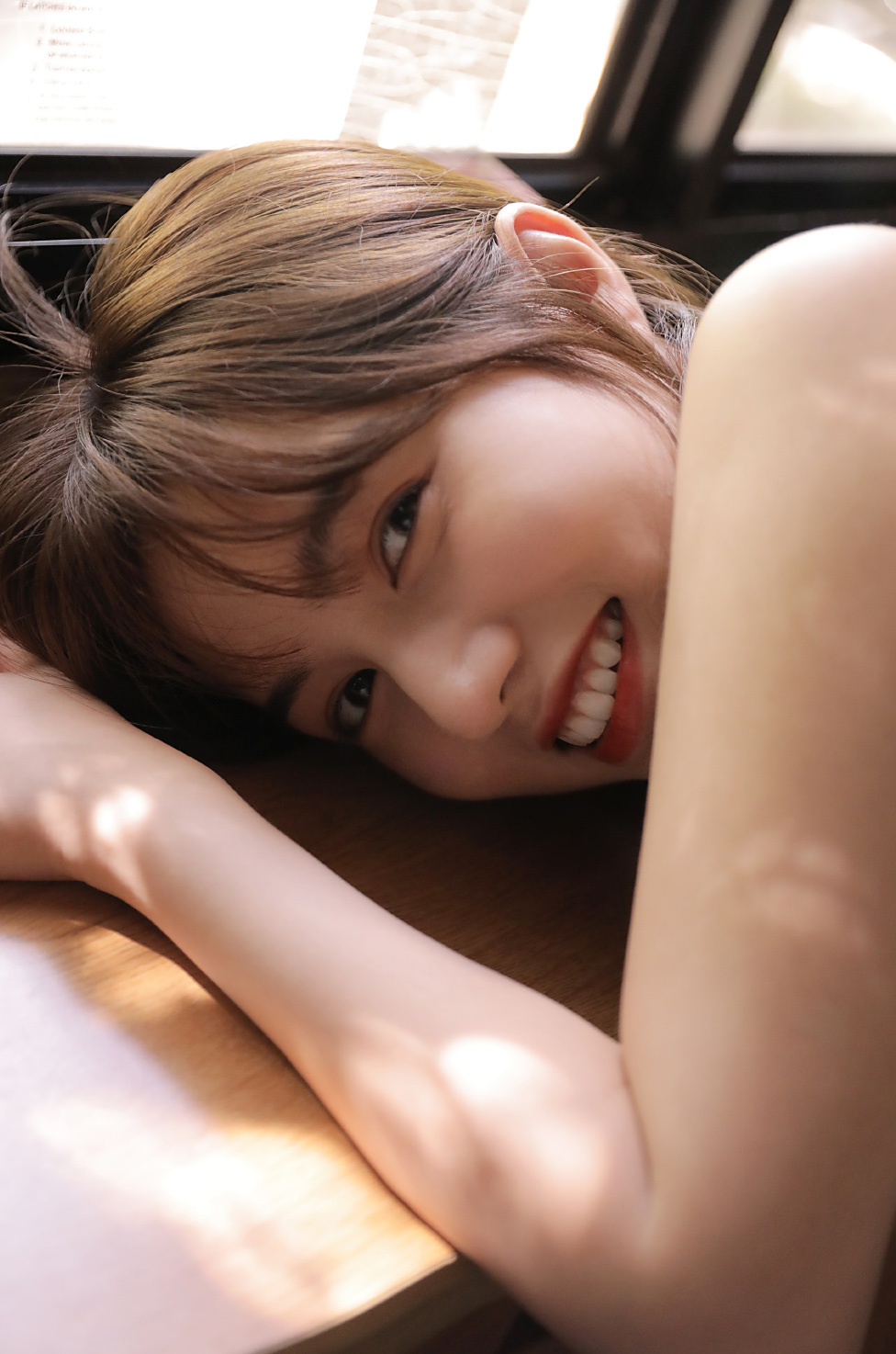 小背心性感美女丰满诱人写真图片 5