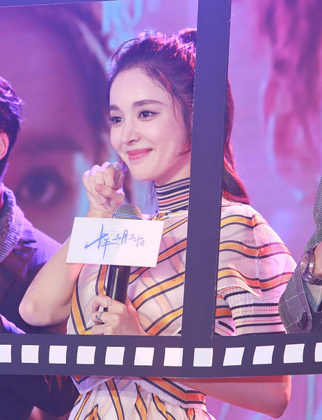 维吾尔族美女古力娜扎《十年三月三十日》发布会图片 2