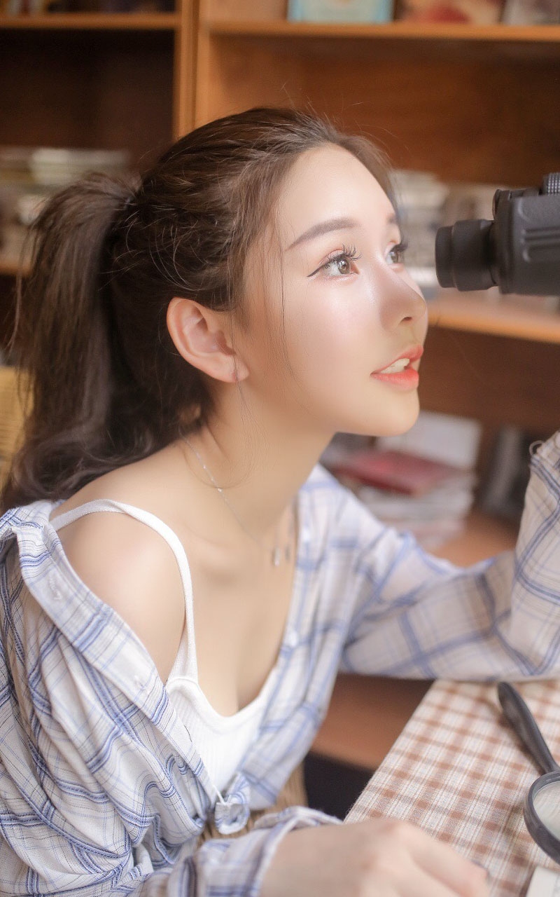 格子衬衣吊带美女慵懒性感写真图片 5