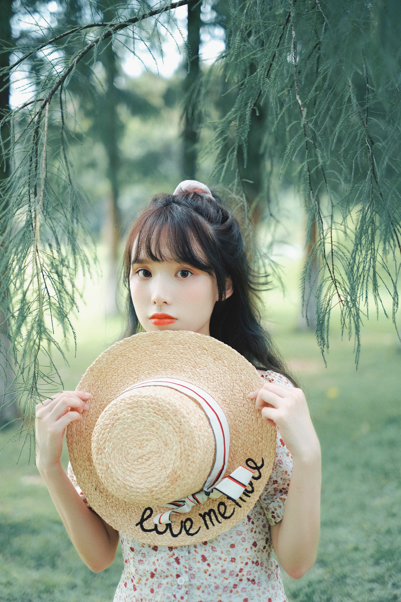 碎花裙美女性感白嫩皮肤唯美户外写真图片 6
