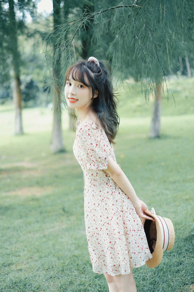 碎花裙美女性感白嫩皮肤唯美户外写真图片 7