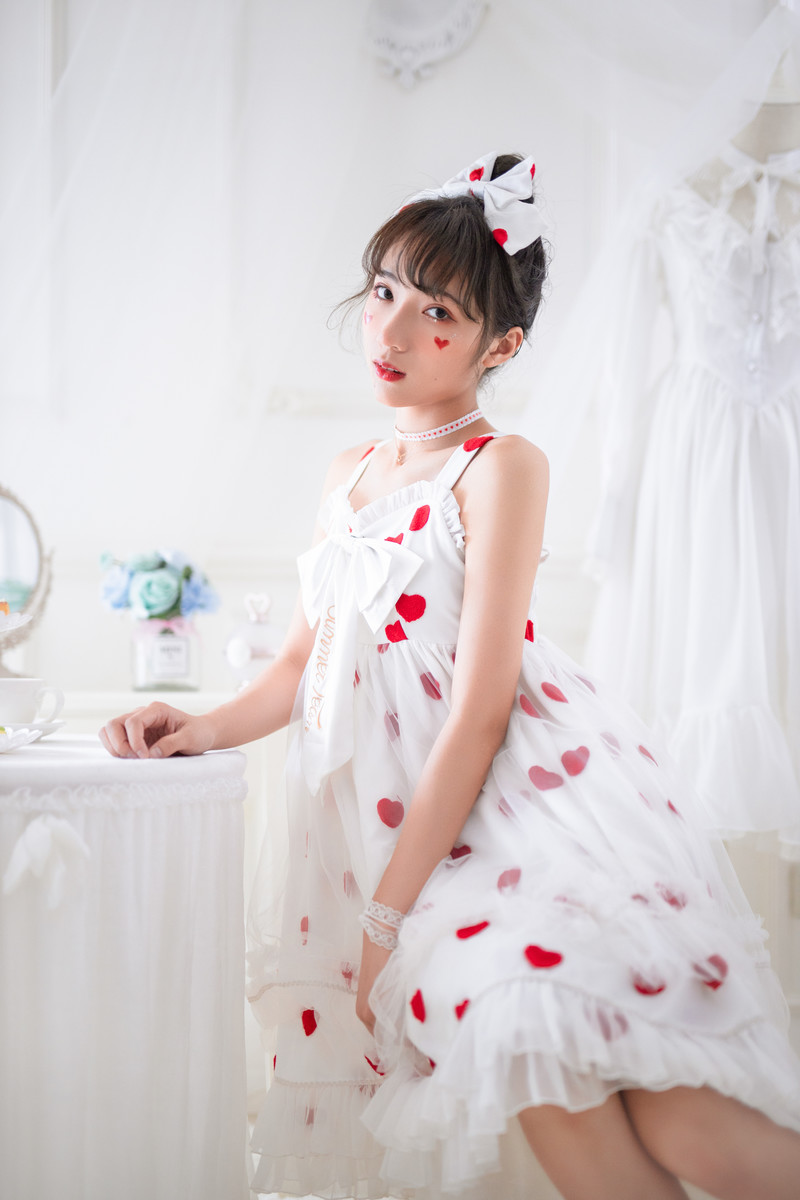 甜心萝莉美眉吊带裙性感诱人写真 6