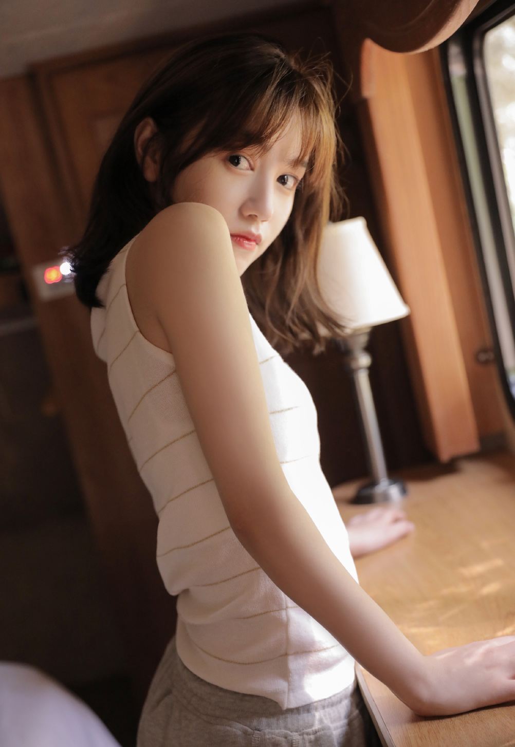 小背心性感美女丰满诱人写真图片 6