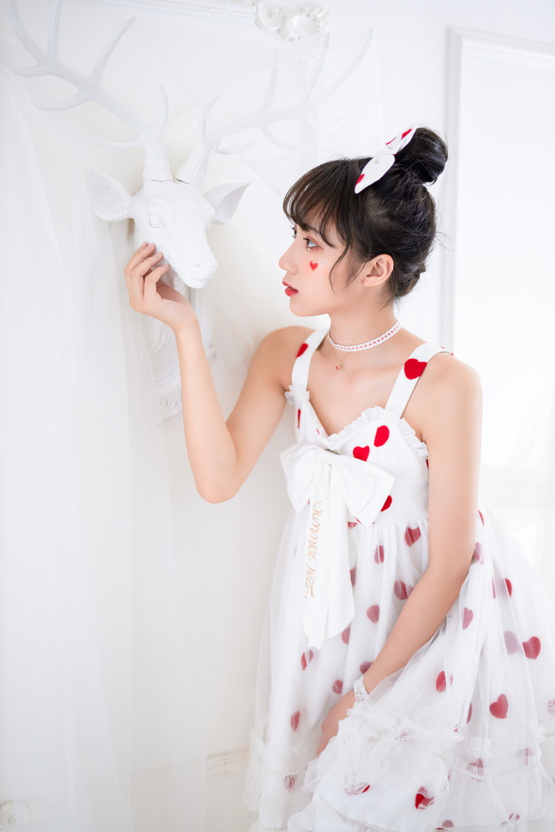甜心萝莉美眉吊带裙性感诱人写真 7