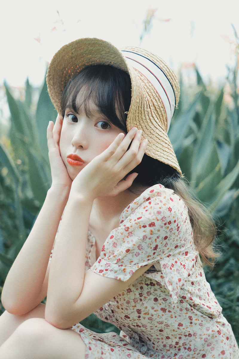 碎花裙美女性感白嫩皮肤唯美户外写真图片 8