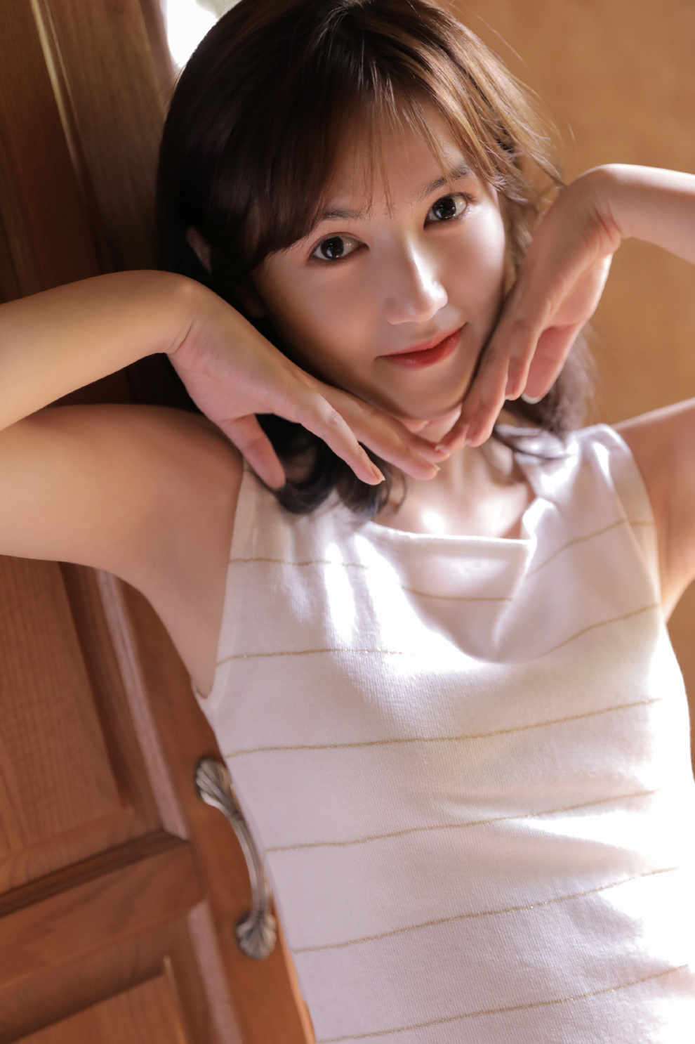 小背心性感美女丰满诱人写真图片 7