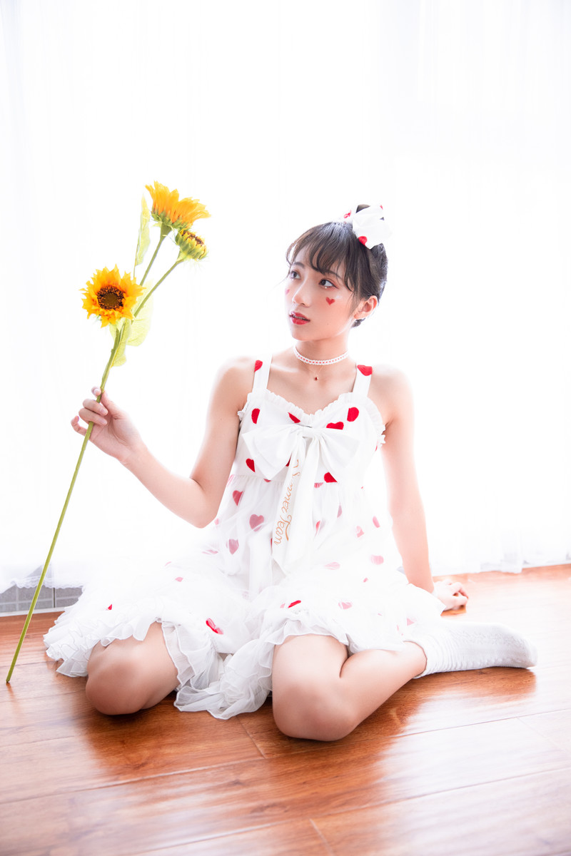 甜心萝莉美眉吊带裙性感诱人写真 8